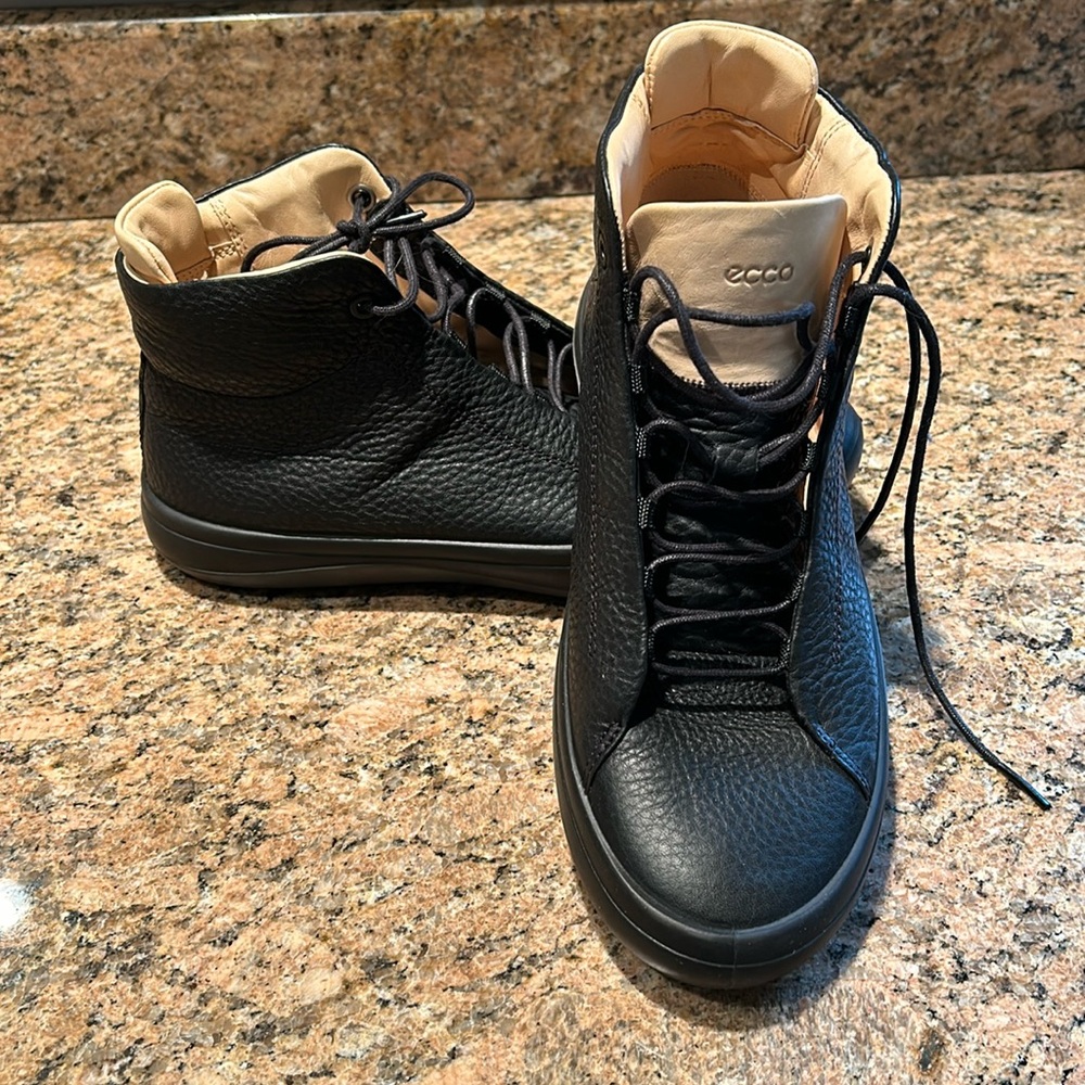 Ecco pepple grain black leather ankle boots